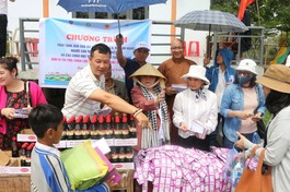 Thượng tọa Thích Trí Trường và các Phật tử trao quà đến người dân