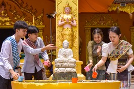 Các bạn trẻ té nước vào nhau để cầu chúc những điều tốt lành trong Lễ hội Songkran tại thiền viện Phước Sơn (Đồng Nai) - Ảnh: Quảng Đạo/BGN
