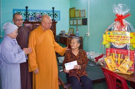 Thượng tọa Thích Thiện Từ thăm hỏi sức khỏe những người có công với Tổ quốc, gia đình chính sách trong chuyến đi - Ảnh: Quảng Đạo/BGN