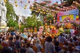 Lễ đài chính Đại lễ Phật đản Phật lịch 2569 của Phật giáo H.Nhà Bè tại chùa Pháp Võ - Ảnh: Quảng Đạo/BGN