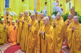 Chư tôn đức Ban Thường trực Ban Trị sự GHPGVN TP.HCM thắp hương tưởng niệm trước Giác linh đường Hòa thượng Thích Thiện Nghĩa vào sáng 9-6 - Ảnh: Quảng Đạo/BGN