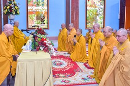 Thượng tọa Thích Minh Quang cùng các hành giả thực hiện nghi thức tác pháp an cư kiết hạ tại tổ đình Vạn Thọ (Q.1, TP.HCM) - Ảnh: Quảng Đạo/BGN