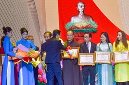 Thượng tọa Thích Tâm Hải, Tổng Biên tập Báo Giác Ngộ nhận Bằng khen của UBND TP.HCM trao tặng đến tập thể Báo Giác Ngộ tại Lễ kỷ niệm 100 năm Ngày Báo chí Cách mạng Việt Nam - Ảnh: Quảng Đạo/BGN