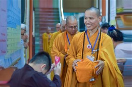 Một em bé dâng cúng thực phẩm đến chư Tăng - Ảnh: Quảng Đạo/BGN