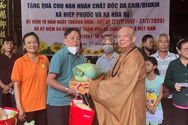 Thượng tọa Thích Thiện Từ trao quà đến người dân
