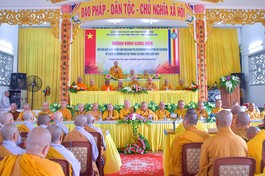 Hòa thượng Thích Lệ Trang sách tấn hành giả an cư tại tổ đình Thiên Thai - Ảnh: Quảng Đạo/BGN