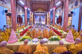 Tăng Ni, Phật tử khánh tuế, cúng dường pháp y đến chư vị Hòa thượng Chứng minh - Ảnh: Quảng Đạo/BGN