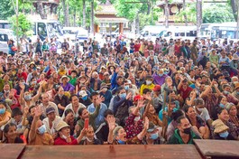 Người dân vui mừng chờ đón những món quà ý nghĩa trong mùa Vu lan - Báo hiếu tại tổ đình Giác Lâm (P.Bảy Hiền, TP.HCM) - Ảnh: Quảng Đạo/BGN