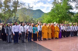 Đoàn lãnh đạo TP.HCM dâng hương tưởng niệm các anh hùng liệt sĩ tại Nghĩa trang Hàng Keo (Đặc khu Côn Đảo, TP.HCM) - Ảnh: Quảng Đạo/BGN