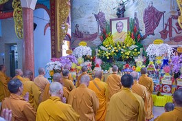 Chư Tăng, Phật tử tưởng niệm Hòa thượng Thích Thiện Tường, khai sơn tổ đình Vạn Thọ vào sáng 14-10 - Ảnh: Quảng Đạo/BGN