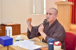 Thượng tọa Thích Tâm Hải giới thiệu biểu trưng (logo) chính thức của sự kiện Kỷ niệm 50 năm Báo Giác Ngộ ra số đầu tiên - Ảnh: Quảng Đạo/BGN