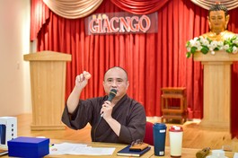 Thượng tọa Thích Tâm Hải giới thiệu biểu trưng (logo) chính thức của sự kiện Kỷ niệm 50 năm Báo Giác Ngộ ra số đầu tiên qua sản phẩm pin - Ảnh: Quảng Đạo/BGN