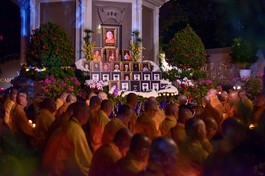 Tăng Ni lắng lòng nghe lại pháp âm của Trưởng lão Hòa thượng Thích Minh Châu - vị Thầy khả kính của mình trong khuôn viên tháp tháp Pháp Lạc (thiền viện Vạn Hạnh) - Ảnh: Quảng Đạo/BGN