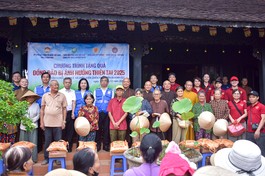 Hơn 1.000 phần quà được GHPGVN trao tặng đến người dân chịu ảnh hưởng bởi lũ lụt tại tỉnh Khánh Hòa - Ảnh: Quảng Đạo/BGN