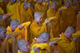 Các giới tử xả mạn y và được trao truyền tam y, bình bát, tọa cụ và đãy lọc nước để chính thức trở thành Tỳ-kheo - Ảnh: Quảng Đạo/BGN