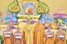 Ban Tổ chức Đại giới đàn Chơn Thành tặng phần thưởng đến các giới tử Tỳ-kheo đạt thành tích cao trong kỳ khảo hạch - Ảnh: Quảng Đạo/BGN
