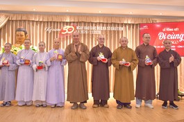 Các tác giả nhận quà tri ân của Câu lạc bộ Phóng viên - Cộng tác viên Báo Giác Ngộ tại buổi lễ tổng kết chuyên mục "Đi cùng Giác Ngộ" chiều 27-12- Ảnh: Quảng Đạo/BGN