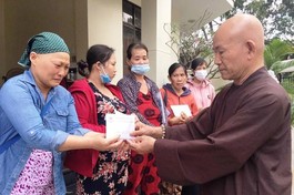  Hòa thượng Thích Tâm Viên trao tiền ủng hộ của bạn đọc, mạnh thường quân đến các bệnh nhân