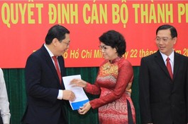 Bà Tô Thị Bích Châu trao quyết định thành lập Uỷ ban MTTQVN TP.Thủ Đức lâm thời 