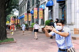 Người dân đi chơi tết tại TP.HCM - Ảnh: Bảo Toàn