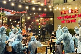 Điều tra dịch tễ tại quán ăn Vườn nướng Mái Đỏ, TP Thủ Đức (quận 9 cũ) - Ảnh: T.Trẻ
