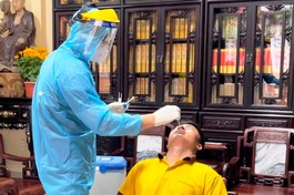 Nhân viên y tế lấy mẫu xét nghiệm tại chùa Viên Giác chiều 20-2-2021
