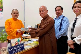 Đại đức Thích Tâm Huệ và các Phật tử chùa Hoằng Pháp trao tiền ủng hộ tại văn phòng Ban Từ thiện xã hội Báo Giác Ngộ - Ảnh: Tuyền Cherry