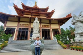 PiL Nguyễn trước Viện Luật Huệ Nghiêm - Ảnh: NVCC