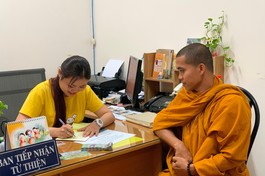 Đại đức Thích Minh Trang tại văn phòng Ban Từ thiện xã hội Báo Giác Ngộ - một trong các điểm tiếp nhận