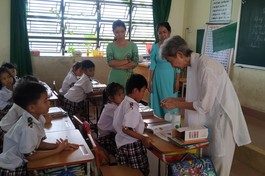 Thành viên đoàn hướng dẫn các cháu ráp bình đựng nước để dùng