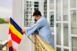 Phật tử ở TP.Thủ Đức treo cờ Phật giáo mừng Phật đản và kỷ niệm 40 năm thành lập GHPGVN - Ảnh: Ng.Truyền