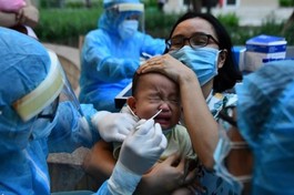 Lấy mẫu xét nghiệm cho 6.000 cư dân ở chung cư SunView Town, TP.Thủ Đức - Ảnh: Zing 