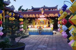 Trang hoàng lễ đài Phật đản ở tổ đình Kim Tiên