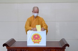 Trưởng lão Hòa thượng Thích Trí Quảng bỏ phiếu bầu cử - Ảnh: Bảo Toàn/BGN
