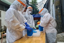 Tổ chức lấy mẫu xét nghiệm ở các địa điểm liên quan đến ca nhiễm mới tại quận Gò Vấp - Ảnh: HCDC