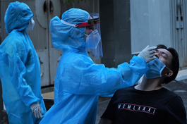 Lấy mẫu xét nghiệm để tầm soát dịch Covid-19 - Ảnh: HCDC