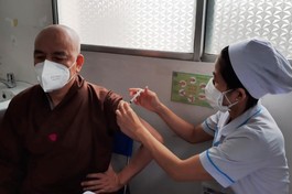 Nhân viên y tế Bệnh viện Hùng Vương tiêm vắc-xin chiều 22-6