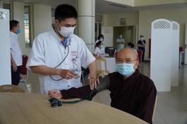 120 vị Tăng Ni tại Huế được tiêm vắc-xin Covid-19