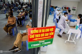 Tiêm vắc-xin Covid-19 tại TP.HCM trong chiến dịch tiêm chủng đợt 4 - Ảnh: Hữu Khoa