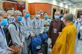 [Video] 299 tình nguyện viên các tôn giáo đến các bệnh viện hỗ trợ chăm sóc bệnh nhân Covid-19