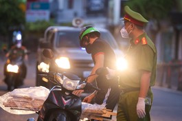 TP.HCM thực hiện nghiêm việc người dân không ra khỏi nhà sau 18 giờ - Ảnh: Ngô Trần Hải An