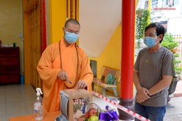 Hầu hết bà con sau khi nhận tro cốt thân nhân qua đời vì Covid-19 liền mang đến chùa gửi (trong ảnh: Đại đức Thích Minh Thật mở hộp carton đựng hũ tro tại chùa Long Hoa) - Ảnh: Bảo Toàn