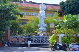 Người dân ghé cầu nguyện trước tượng Bồ-tát Quán Thế Âm ở chùa Xá Lợi