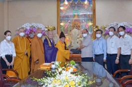 Trưởng lão Hòa thượng Thích Đức Nghiệp tặng tôn tượng Bồ-tát Quán Thế Âm đến Chủ tịch nước Nguyễn Xuân Phúc - Ảnh: Bảo Toàn/BGN