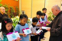 Hòa thượng Thích Hoằng Tri, trụ trì chùa Vạn Đức - TP.Thủ Đức trao học bổng đến các em học sinh trong năm 2020
