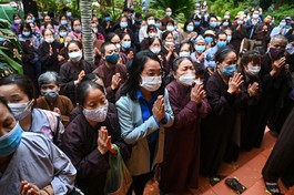 Người dân đến chùa Ráng (Tổ đình Viên Minh) cung kính hướng vọng tưởng nhớ Đại lão Hòa thượng Thích Phổ Tuệ - Ảnh: VNExpress