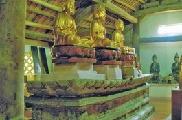 Bàn thờ đá tại chùa Xuân Lũng, tạo thời nhà Trần