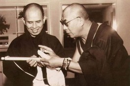 Đức Dalai Lama trong một lần gặp gỡ Thiền sư Thích Nhất Hạnh - Ảnh: Làng Mai