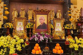 Di ảnh Thiền sư Thích Nhất Hạnh tại Tổ đường chùa Ấn Quang - TP.HCM