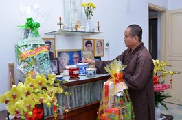 Thắp hương tưởng niệm cố cư sĩ Võ Đình Cường - Ảnh: Bảo Toàn